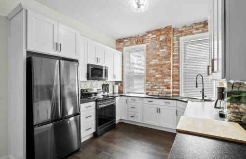 Luxury Living: Grand 7BR/5BA near Everything - Photo 27