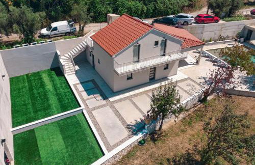 Mediterranean Oasis Seaside Villa with Pool - Foto 30