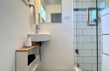 Urban Luxe Retreat l King Bed l Kitchenette - Photo 20