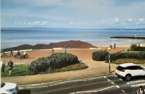 Morecambe Central balcony with sea view - Photo 10