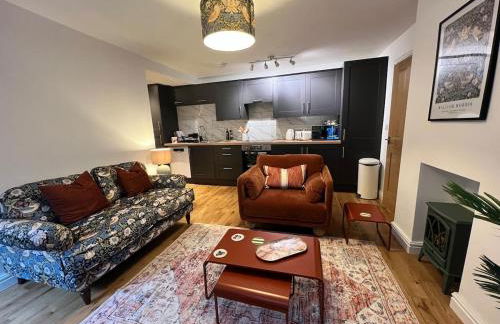 Old Betting Shop for 3 & Furry Friend - Photo 10