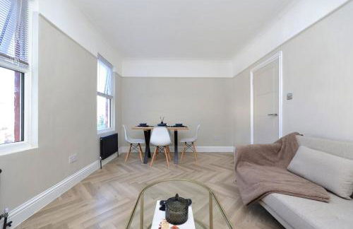 Newly refurbished 2 br apartment with a beautiful garden - Foto 25