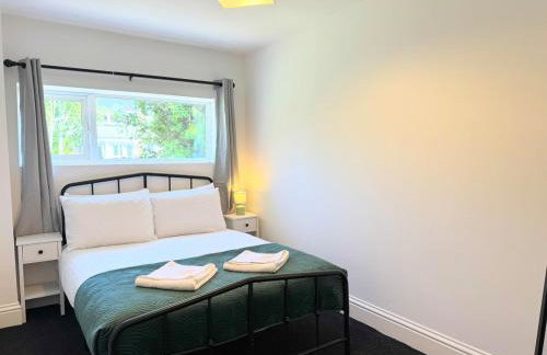 New Spacious 4 Bedrooms 5 Beds House Sleeps 8! - Foto 49