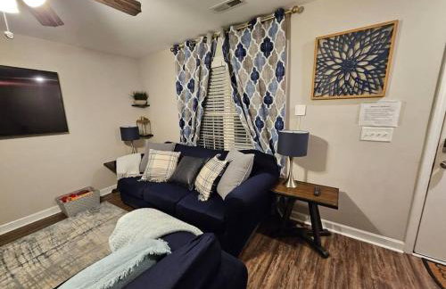 Large 3 bedroom Downtown Parking - Photo 7