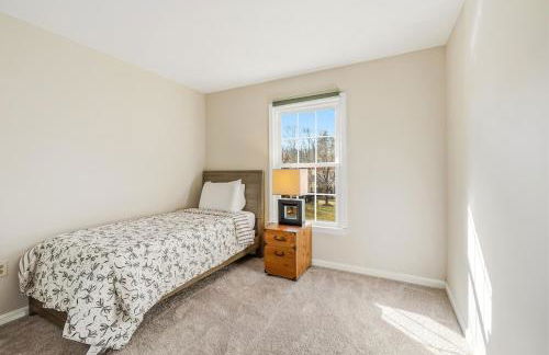 Bright Family Retreat with Private Backyard & Loft - Foto 18