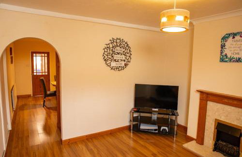 Mansfield House - Sleeps 10, Free Parking, WiFi - Weekly & Monthly Stay Deals! - Foto 3
