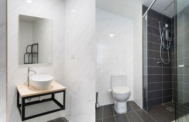 OYO Home 44050 Essential Studio Empire Marriot - Photo 13