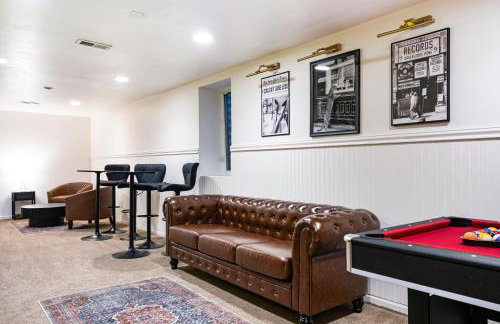 Stylish House with Hot Tub, Fire Pit Pool table near Denver - Photo 27