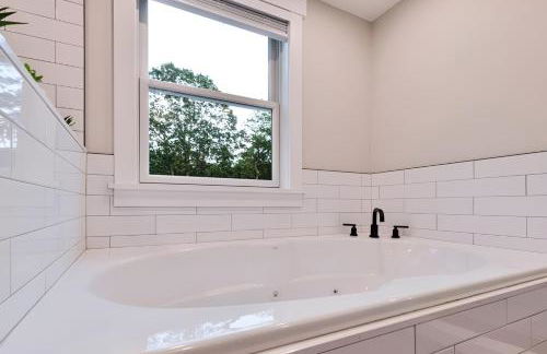 Renovated & Sophisticated Home Near Beach & Shops! - Photo 70