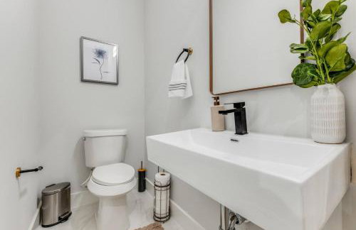 Luxury Newly Built 4 BR 4 Bath Home w/ Rooftop and Grill! - Foto 24