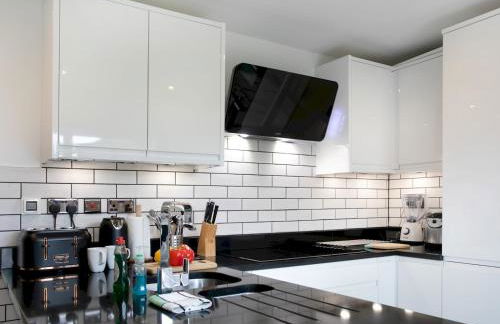 Charming Home - Free Parking - Private Garden - Pass the Keys - Foto 16