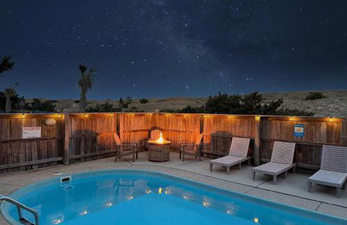 Elegant Updated Oceanfront Home with Pool & Hot Tub - Photo 4