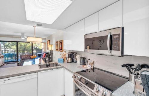 Second Floor With Lake and Fountain View - Photo 15