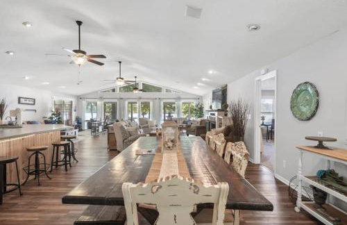 Ultimate Family Fun Lakehouse with pool and dock - Foto 1