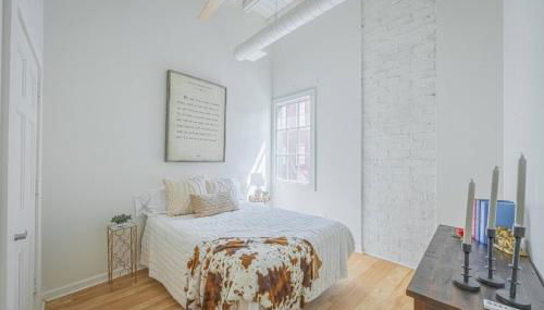 Darlin' Downtown Dawghouse - Photo 4