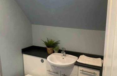 Large town centre apartment with parking - Photo 12