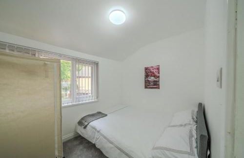 Modern 4-Bed Retreat in Prestwich, Perfect for Weekend Getaways - Foto 7