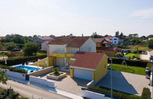 Villa Petra s bazenom, roštiljem i parkingom - Foto 10