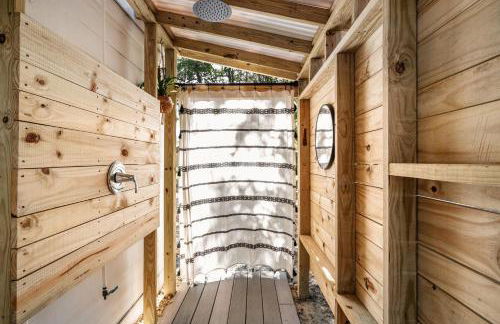 Couples Retreat with Hot Tub, Beach Cruisers, Spa Bath - Foto 45