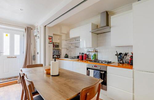 Snug 2BD Flat with Patio Heart of North London - Foto 20