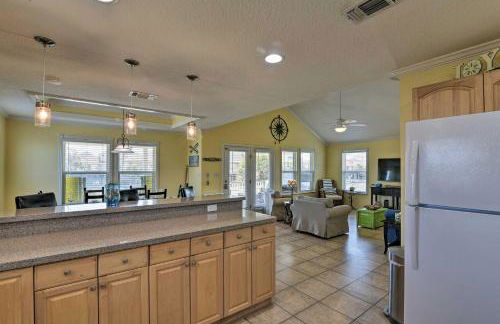 Walk to Galveston Beach Pet-Friendly Home with Deck - Foto 10