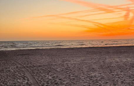 Luxurious 3 bedrooms 2 bath Ultimate Beach Life! 5 min walk to beach! - Foto 33