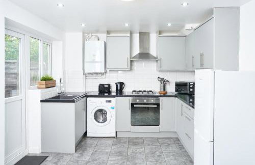 3 Bedroom Home in Central Milton Keynes - Photo 10