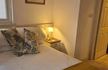 Quiet self contained studio flat near town centre and university - Foto 10