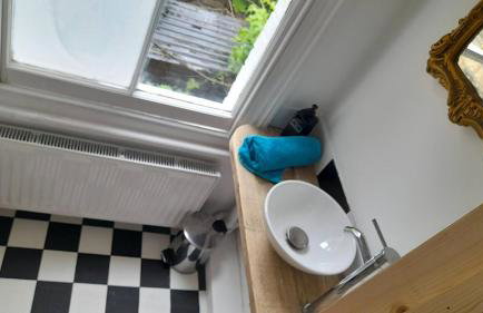 Lovely artist's home ecently refurbished - Photo 24