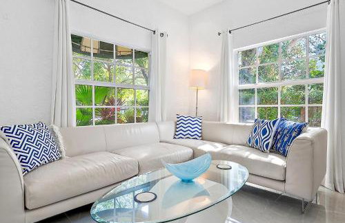 The White Flamingo - Tropical Pool Escape with Guest Cabana - Foto 6