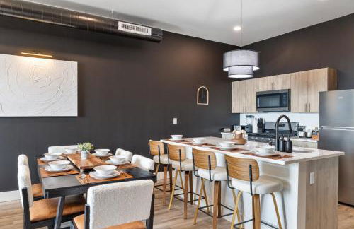 2BR 2BA, King bd, Gym, Free Parking, 8min to Train - Foto 32