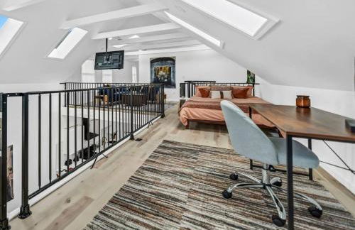 Stylish And Roomy Full House Dtwn - Photo 38