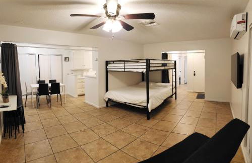 Centrally Located, 4x Queen, 300 MBPS Internet with Backyard! - Foto 16