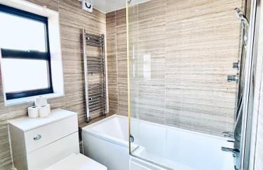 Luxury 5BR Stay With City Access - Photo 50