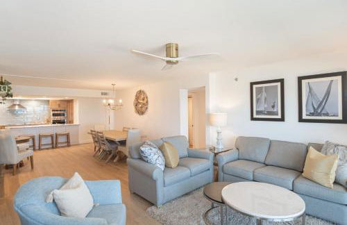 Luxury direct oceanfront corner with a large private balcony, heated pool and garage - Photo 50