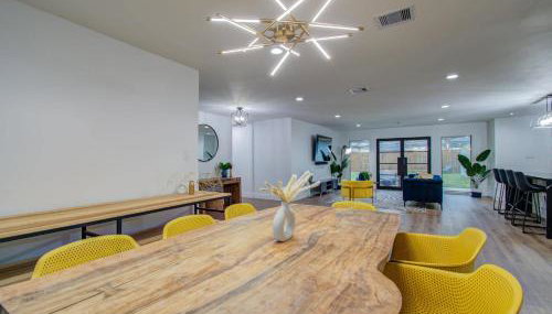 5-BD Modern Central Getaway w Hot Tub - Mins to DT - Foto 3