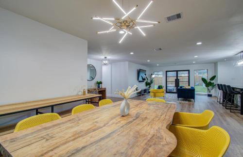 5-BD Modern Central Getaway w Hot Tub - Mins to DT - Foto 3