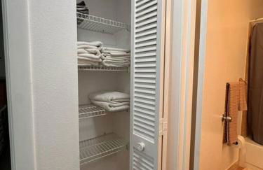 Stylish budget friendly retreat! - Foto 24