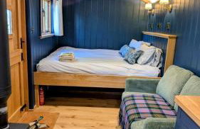 Boutique Shepherd Hut w Private Garden & Outdoor Bath - Photo 5