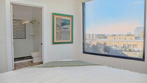 The Hive Adjacent 3rd Floor, 301 King & 302 Balcony - Photo 4