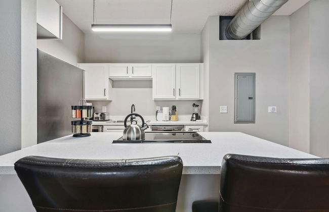 Spacious 2BR Downtown Retreat - Photo 24