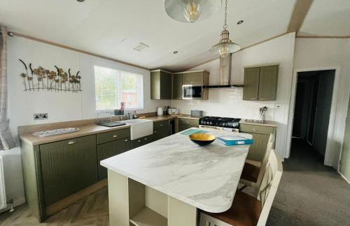 Hedgerow Lodge with Hot Tub - Foto 3