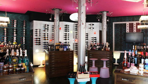 Interior da enoteca Señorita Malauva