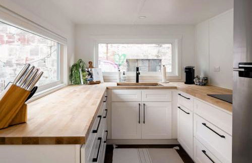 Stay Portland - The Graffiti Alley Tiny House - Food, Art & Beer - Photo 13