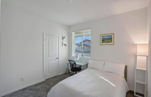 Entire Private Home with 4 Bedrooms 2 Bathrooms, Mountain Edge, New House, Ranch, Gated Yard, Available Now - Foto 32