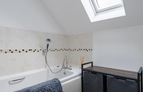 Stylish 5Bedroom Getaway in Quiet Mildenhall Area - Photo 5