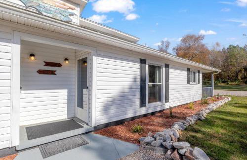 Beachy Getaway - Cozy and Secluded Lodge Home - Foto 34