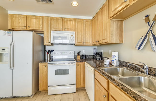 Splash Beach Resort by Book That Condo - Photo 40