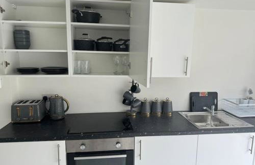 Perfect 1 Bed Apartment Sleeps 5 1 Kingsize bed 1 double Sofabed & Foldable Single bed Free Parking Wifi good transport network shopping Holiday Makers Families Contractors in North London - Photo 22