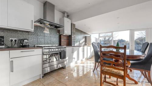 Near Station - Spacious 4-Bed Home with Parking - Foto 4